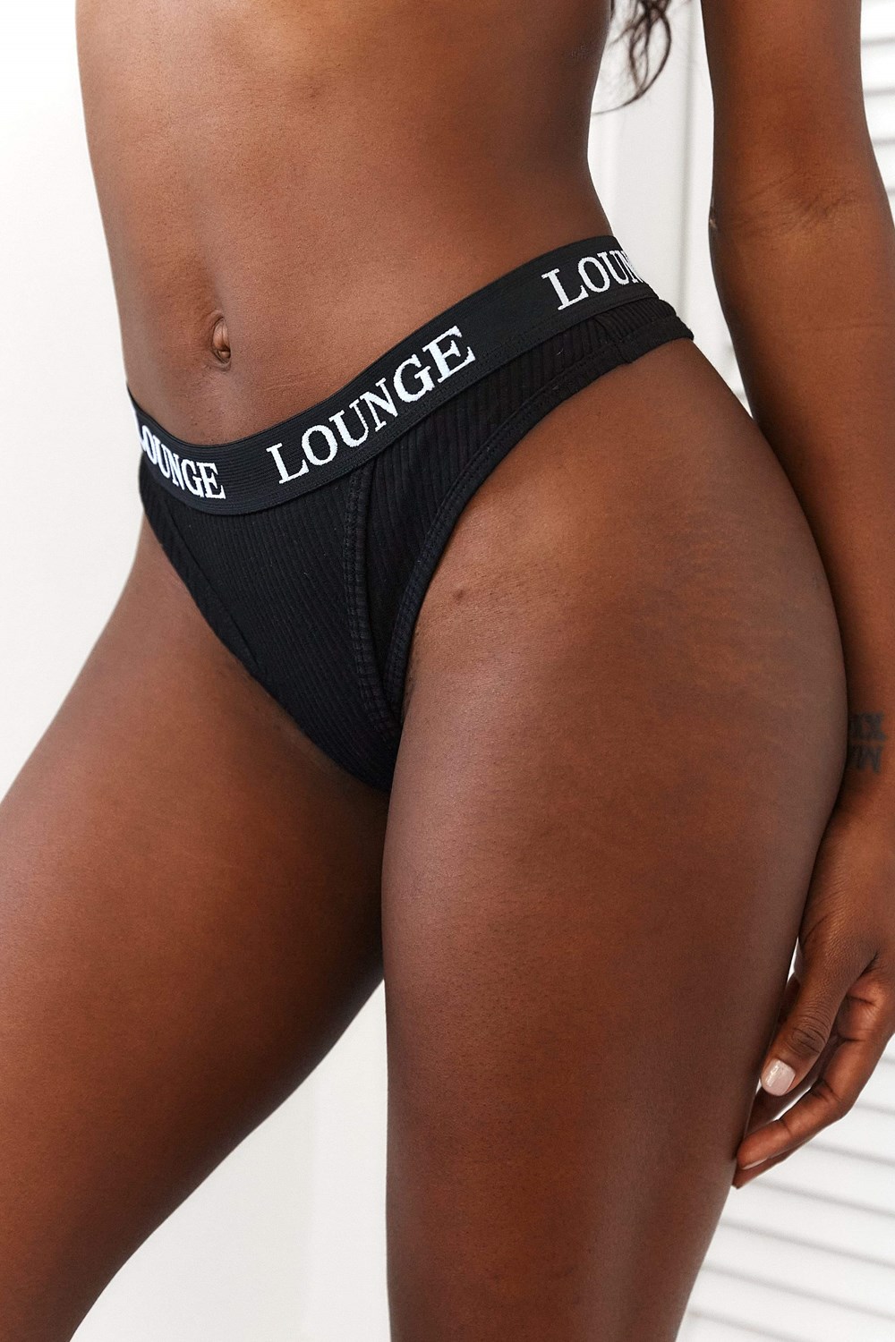 Lounge Underwear Ultra Bekvämlighet Räfflad String Svarta | NWPH-06853